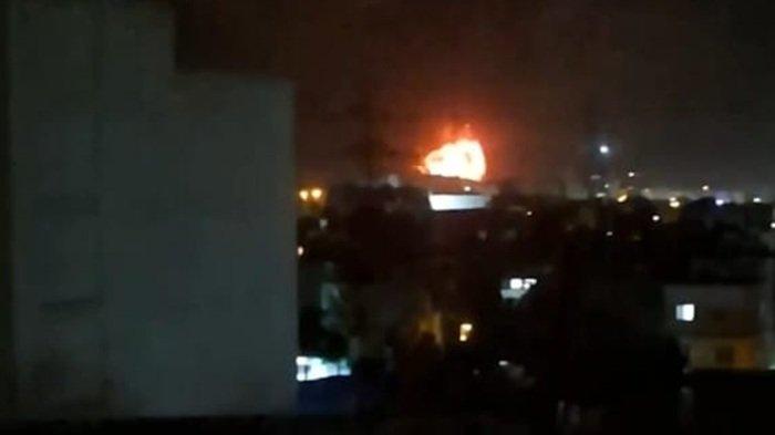 Foto tangkapan layar video yang dikirimkan ke Iran International memperlihatkan ledakan di Hakimiyeh, Teheran Timur, Selasa (24/6/2025) dini hari waktu setempat, setelah pengumuman Presiden AS Donald Trump bahwa Iran dan Israel telah sepakat melakukan gencatan senjata.