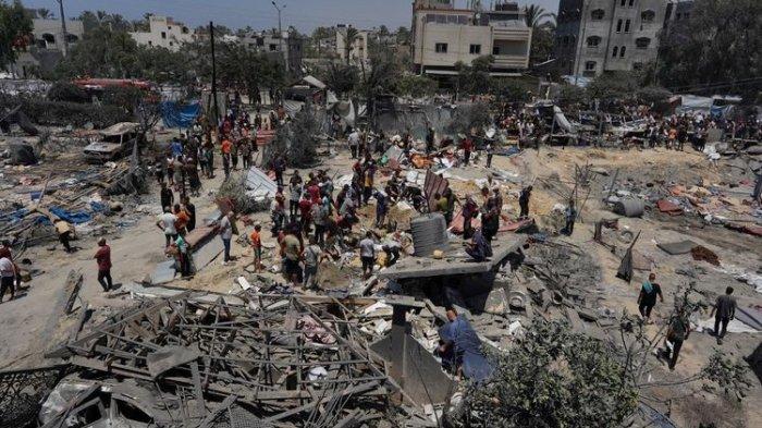 Warga Palestina melihat puing-puing tenda yang hancur dan membangun kembali rumah-rumah mereka setelah serangan militer Israel ke kamp al-Mawasi untuk para pengungsi internal (IDP), di dekat kota Khan Younis, Jalur Gaza selatan pada 13 Juli 2024