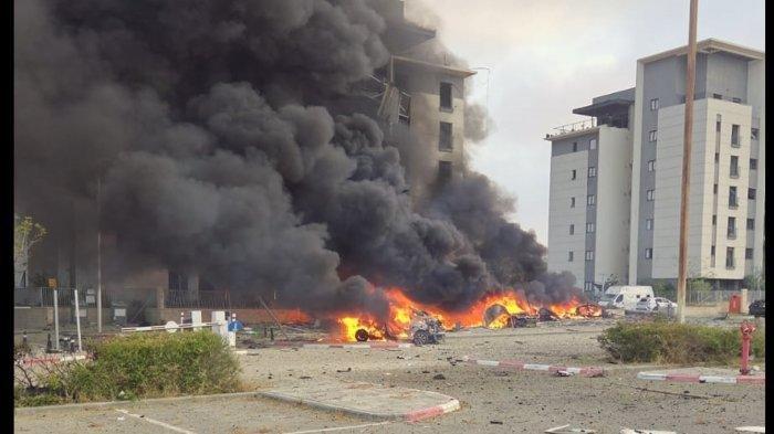 SERANGAN RUDAL- Serangan rudal Iran memborbardi Israel, kali ini sasarannya adalah Israel Selatan. Pukul 10.05 WIB dilaporkan bahwa serangan rudal menghantam Beersheba, Israel Selatan. Menyebabkan kebakaran beberapa unit kendaraan yang terparkir di luar gedung, gumpalan asap hitam tebal di lokasi serangan rudal Iran di Israel.