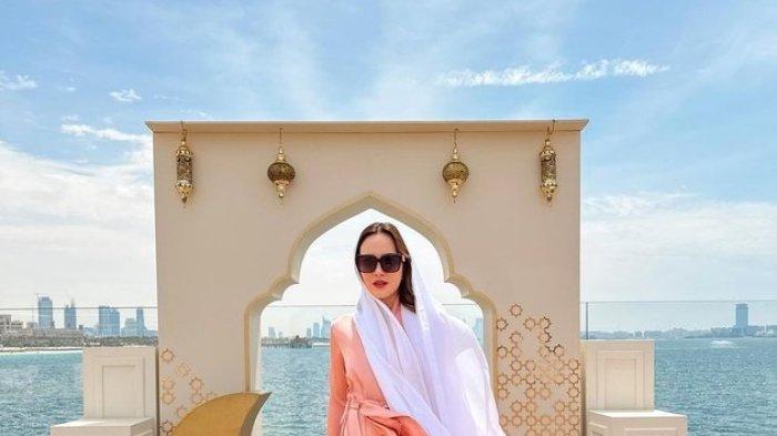 Shandy Aulia cantik berkerudung kala liburan ke Uni Emirat Arab. Ia membawa penutup kepala dan memakainya di beberapa tempat di sana.