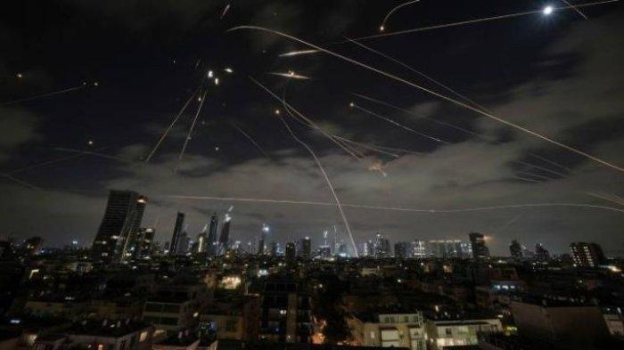 CEGAT RUDAL - Sistem pertahanan udara Iron Dome Israel menembak untuk mencegat rudal selama serangan Iran di Tel Aviv, Israel, pada Minggu (15/6/2025). Pasukan Garda Revolusi Iran (IRGC) menyatakan Iron Dome mengalami malfungsi karena salvo rudal mereka.