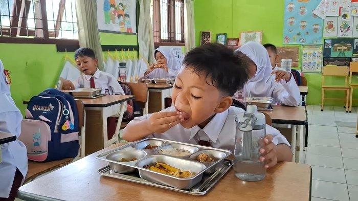 MAKANAN BERGIZI GRATIS - Siswa di salah satu sekolah dasar di Kota Sabang menikmati hidangan dalam program Makanan Bergizi Gratis (MBG). Program ini bertujuan untuk memastikan kecukupan gizi anak-anak sekolah melalui siklus menu sepuluh hari.