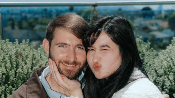 Stephanie Poetri (25) mengumumkan telah menikah dengan Asher Novkov-Bloom.