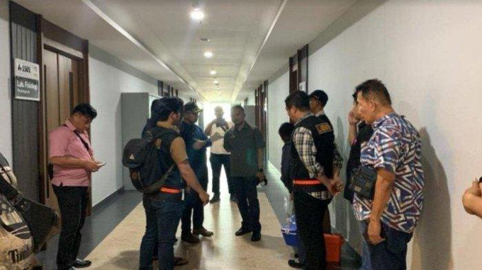 Suasana di Unpri Medan Jalan Sampul, Kota Medan, tempat ditemukannya lima mayat tanpa identitas, saat didatangi oleh personel Polrestabes Medan dan Tim Labfor Polda Sumut, Selasa (12/12/2023). (TRIBUN-MEDAN/ALFIANSYAH)