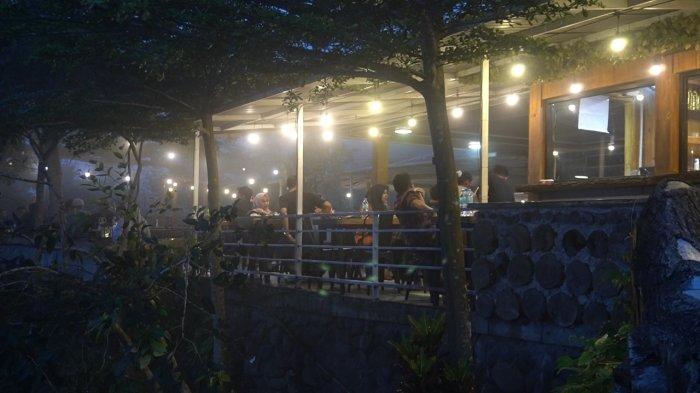 Suasana malam di D'Ground Coffe, puncak Gunung Salak, Aceh Utara, Sabtu (15/2/2025)