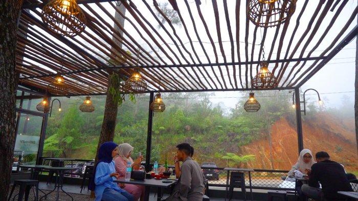 Suasana sore hari di D'Ground Coffe. puncak Gunung Salak, Sabtu (15/2/2025).