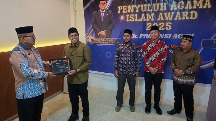 Kakanwil Kemenag Aceh, Azhari menyerahkan sertifikat penghargaan kepada Sulaiman, peserta Penyuluh Agama Islam Award Tahun 2025 Tingkat Provinsi Aceh.