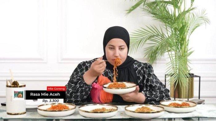 TASYI ATHASYA REVIEW,- Momen selebgram Tasyi Athasyia menyebut bumbu Indomie goreng varian mie goreng Aceh memiliki aroma aneh yang mirip dengan bau kalajengking. (YouTube Tasyi Athasyia)