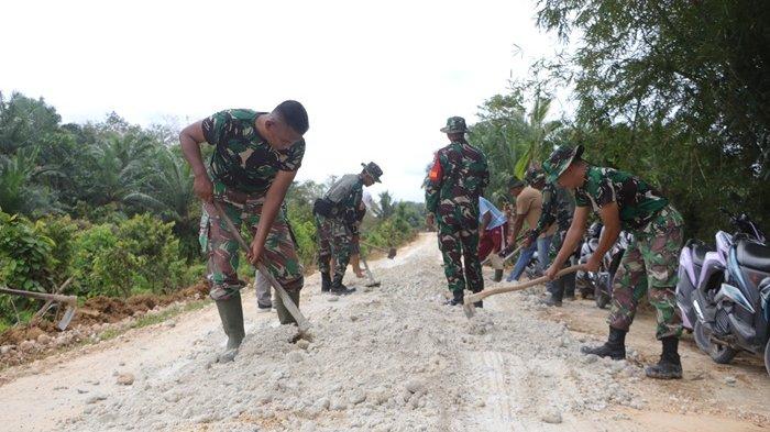 TMMD DI BUKET MEUTUAH – Prajurit TNI AD bekerja totalitas mewujudkan harapan warga Buket Meutuah, Kota Langsa untuk memiliki rumah layak huni dan jalan mulus melalui Program TNI Manunggal Masuk Desa (TMMD) Ke-123 Kodim Aceh Timur.