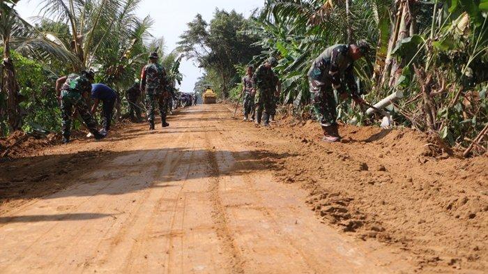 TMMD DI BUKET MEUTUAH – Prajurit TNI AD bekerja totalitas mewujudkan harapan warga Buket Meutuah, Kota Langsa untuk memiliki rumah layak huni dan jalan mulus melalui Program TNI Manunggal Masuk Desa (TMMD) Ke-123 Kodim Aceh Timur.