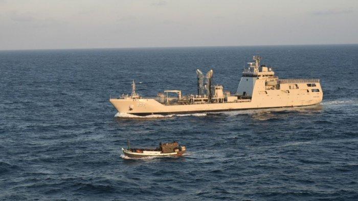 Kapal Perang Republik Indonesia (KRI) Bontang-907 milik TNI Angkatan Laut (AL) yang sedang melaksanakan operasi dan patroli dengan beberapa unsur KRI lainnya, menghalau sebuah kapal kayu yang mengangkut pengungsi Rohingya di Perairan Timur Pulau Weh, Sabang, Rabu (27/12/2023).