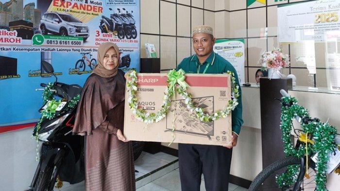 HADIAH TABUNGAN UKHWAH - Nasabah BPR Syariah Hikmah menerima TV LED Sharp 32 inch sebagai hadiah Tabungan Ukhwah, kepada nasabah bank itu di Kantor BPR Hikmah Wakilah Peunayong, Banda Aceh, baru-baru ini.