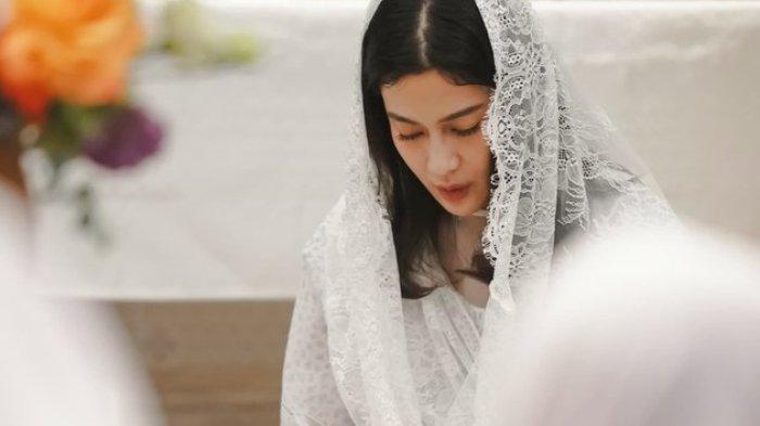 Tahun ini Dian Sastro merayakan ulang tahunnya dengan berdoa bersama anak-anak yatim. Ia membaca Al Quran bersama anak-anak yang diundang.