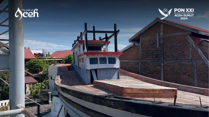 Tampilan monumen kapal diatas rumah Lampulo dari jarak dekat.