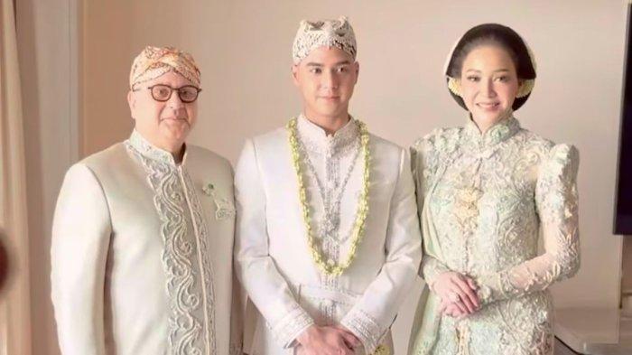Tampilan serasi Maia Estianty dan Irwan Mussry dalam akad nikah Al Ghazali dan Alyssa Daguise.