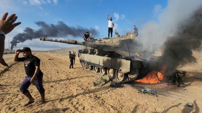 Tank Merkava Israel tampak hangus dibakar saat serangan Banjir Al-Aqsa milisi perlawanan Palestina yang dipimpin Hamas ke pemukiman dan pangkalan militer Israel di sekitar Jalur Gaza - Hizbullah sukses menjebak pasukan Israel di al-Bayyada di Lebanon selatan dan menghancurkan enam tank Merkava.