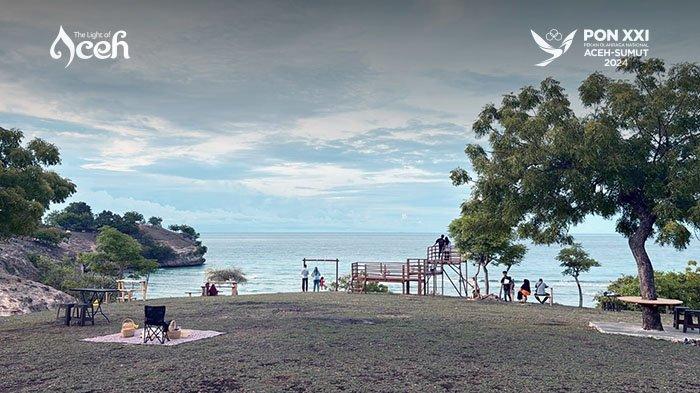 Pemandangan menghadap laut di Tebing Lamreh, Kecamatan Mesjid Raya, Kabupaten Aceh Besar.