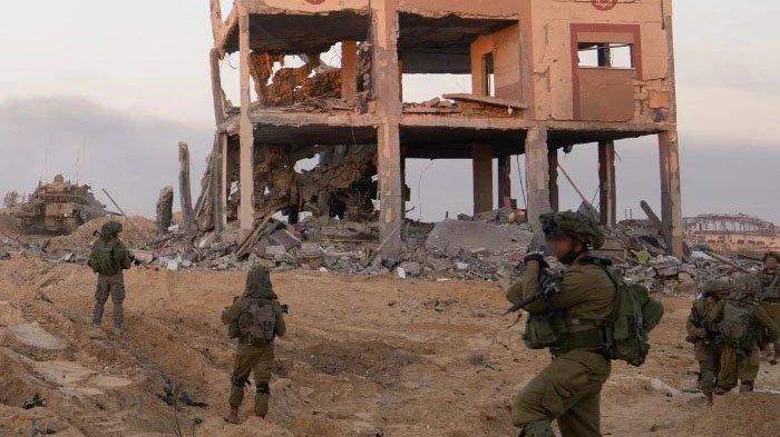 Pasukan Israel yang menyerbu memutus hubungan Jabalia dengan Kota Gaza beberapa minggu lalu sambil mengeluarkan perintah evakuasi dan menuntut warga sipil meninggalkan rumah mereka dan pindah ke selatan.