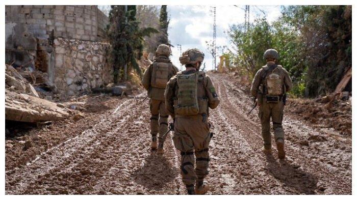 LEBANON SELATAN - Foto yang diambil dari The Times of Israel tanggal 11 Februari 2025 memperlihatkan tiga tentara Israel beroperasi di Lebanon selatan, 20 November 2025. Perang Israel-Hizbullah diprediksi kembali meletus.