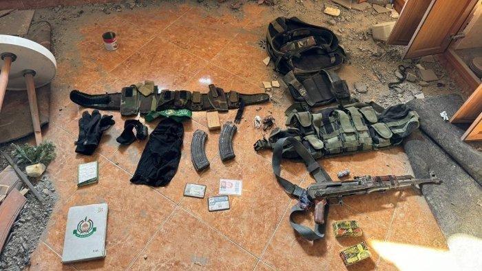 Tentara Israel merilis foto barang-barang pemimpin gerakan Hamas Palestina, Yahya Sinwar, yang disita Israel setelah ia terbunuh dalam serangan Israel di Tal al-Sultan di kota Rafah, selatan Jalur Gaza pada Rabu (16/10/2024) sore.