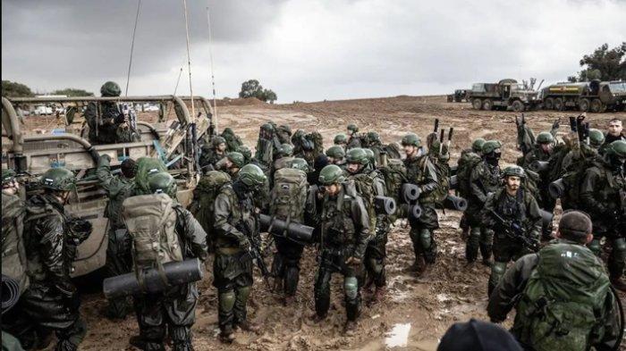 Tentara Israel, tank, howitzer, dan kendaraan lapis baja terlihat saat pergerakan militer Israel terus berlanjut di perbatasan Gaza, di Nahal Oz, Israel pada 13 Desember 2023.