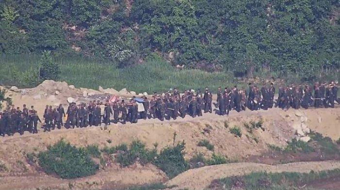 Tentara Korea Selatan hari Selasa, 18 Juni 2024, memberi tembakan peringatan untuk menghalau tentara Korea Utara yang sebentar melintasi perbatasan darat yang dijaga ketat.