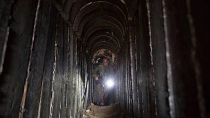 Terowongan Gaza saat coba ditelusuri oleh tentara Israel pada 2018. Jaringan terowongan panjang di bawah kota Gaza ini diyakini cara Hamas melakukan serangan ke area Israel.