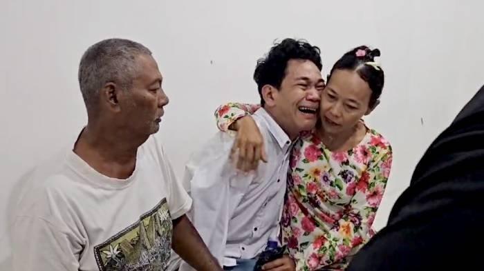 Tersangka kasus dugaan pelecehan seksual I Wayan Agus Suartama alias Agus Buntung menangis histeris di pangkuan ibundanya di sel tahanan sementara Kejari Mataram, Kamis (9/1/2025).