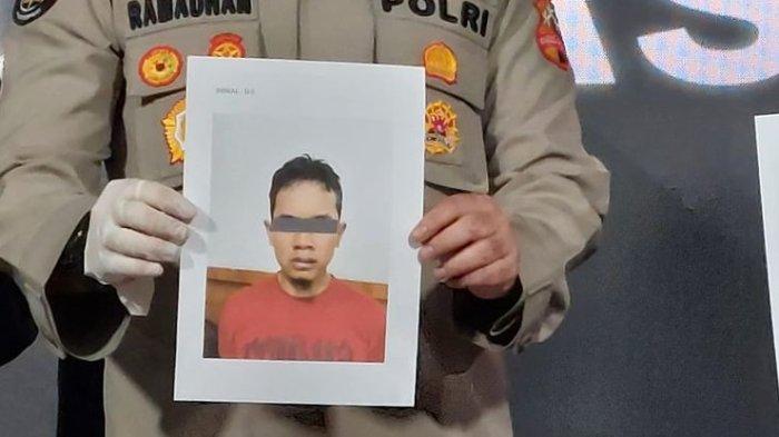 Foto tersangka terorisme yang juga karyawan PT KAI, inisial DE dalam konferensi pers di Mabes Polri, Jakarta, Selasa (15/8/2023).