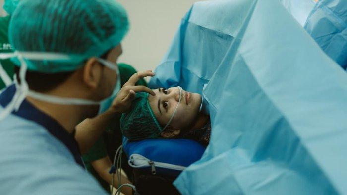Thariq Halilintar dan Aaliyah Massaid resmi menjadi orang tua setelah kelahiran buah hati pertama mereka yang diberi nama Ahmad Arsh Omara Thariq, atau akrab disapa Arash, Jumat (13/6/2025).
