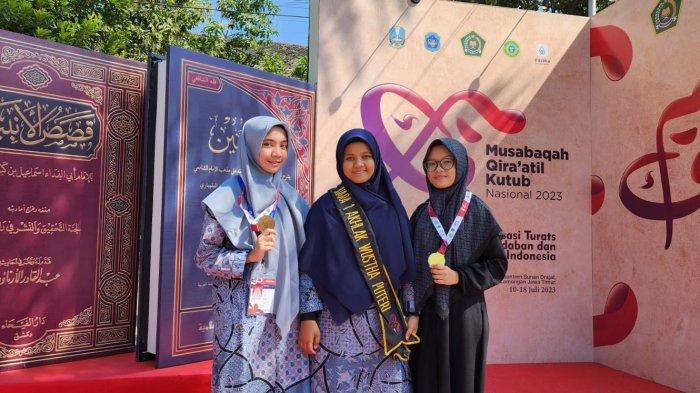 Tiga santriwati Dayah Darul Ihsan di MQK Nasional 2023. Nasywa Alfataya, yang turun di cabang Akhlak Wustha Putri, berhasil mempersembahkan medali emas untuk Aceh.
