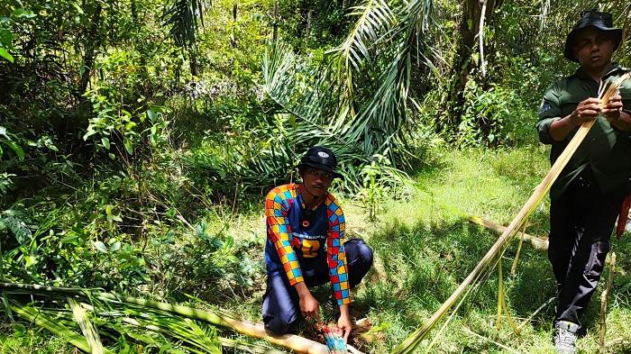 Tim BPBD Aceh Barat saat mencari jejak keberadaan kawanan gajah liar di kawasan Lawet, Kecamatan Pante Ceureumen, Sabtu (26/7/2025) untuk proses pemasangan GPS Collar di salah satu gajah liar