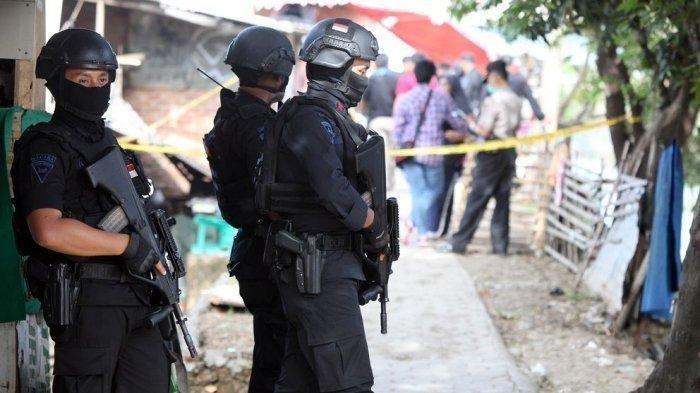 ILUSTRASI Tim Densus 88 menggerebek rumah terduga teroris