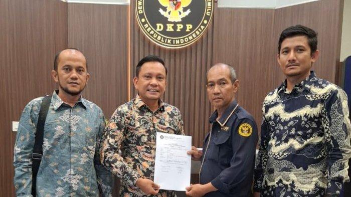 Tim Pembela Hukum dan Demokrasi Aceh (TPHD-Aceh) selaku Tim Kuasa Hukum Tiyong menyerahkan laporan tentang pelanggaran yang dilakukan seluruh komisioner Komisi Independen Pemilihan (KIP) Aceh ke Dewan Kehormatan Penyelenggara Pemilu (DKPP), Selasa (15/10/2024).