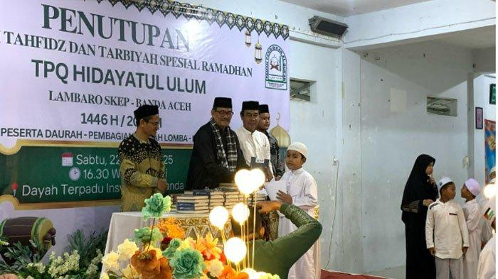 Kepala Dinas Syariat Islam Kota Banda Aceh Ridwan Ibrahim Mpd bersama Kepala KUA Kecamatan Kuta Alam Tgk Erman Jaya, MAg di dampingi Direktur TPQ HU Edy Iswandy ZA S Sos I menyerahkan Piagam Perhargaan Tahfidz pada Penutupan Daurah Tahfidz dan Tarbiyah Ramadhan TPQ Hidayatul Ulum 1446 H/2025 di Gedung Dayah Terpadu Inshafuddin, Sabtu (22/3/2025).