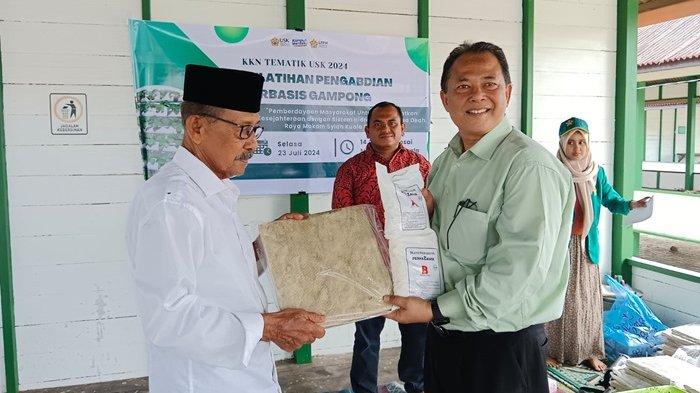 Dua dosen Fakultas Pertanian Universitas Syiah Kuala atau USK Banda Aceh, Prof Dr Ir Agussabti, Msi, IPU dan Dr Ir Purwana Satriyo, STP, MT, IPM, dibantu lima mahasiswa KKM Tematik USK 2024 ajari warga penanaman hidroponik di Kompleks Makam Syiah Kuala, Desa Deah Raya, Kecamatan Syiah Kuala, Banda Aceh, Selasa (23/7/2024) sore.