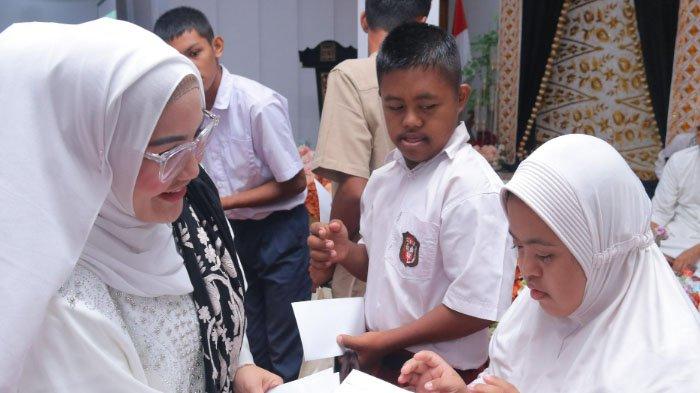 Prof Adjunct Dr Marniati MKes memberikan santunan kepada puluhan anak yatim.