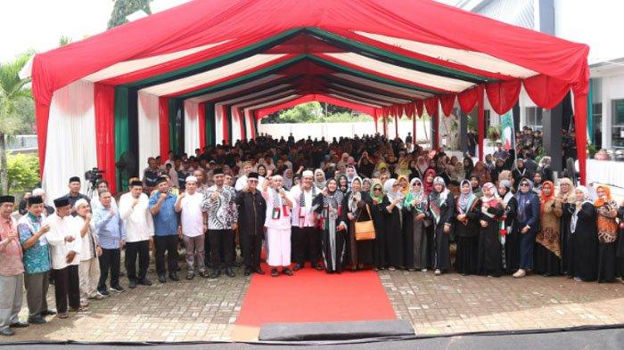 Seluruh tamu undangan, sivitas akademika, dan mahasiswa UUI berfoto bersama usai do’a, zikir, dan salawat Bersama Ustadz Zul Arafah pada acara Ubudiyah Berzikir dan maulid nabi di halaman Gedung Universitas Ubudiyah Indonesia, Banda Aceh, Jum’at (15/12/2023).