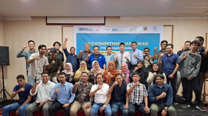 Pengurus PWI Aceh bersama tim penguji UKW Angkatan XVII PWI Aceh foto bersama dengan wartawan Muda yang dinyatakan kompeten pada penutupan UKW yang difasilitasi PWI Pusat berkolaborasi dengan Kementerian BUMN di Hotel Hermes Palace, Banda Aceh, Jumat, 29 Desember 2023. (Dok PWI Aceh)