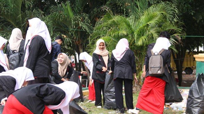 Mahasiswa UUI mengutip sampah di lokasi PKA.