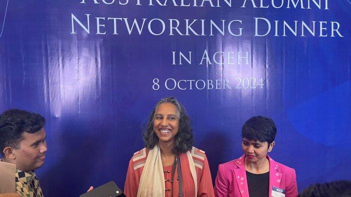 Wakil Duta Besar Australia untuk Indonesia (kiri), Gita Kamath dan Alumni Australia Farwiza Farhan memberikan keterangan kepada wartawan pada acara Autralian Alumni Networking Dinner, Selasa (8/7/2024) malam.