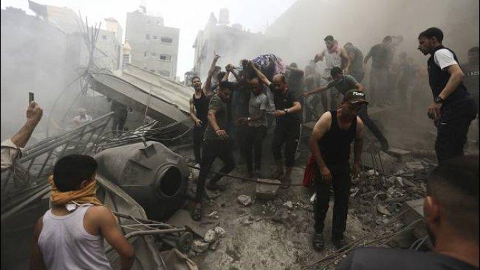 Warga Palestina mengeluarkan satu jenazah dari reruntuhan bangunan setelah serangan udara Israel di kamp pengungsi Jebaliya, Jalur Gaza, Senin, 9 Oktober 2023.