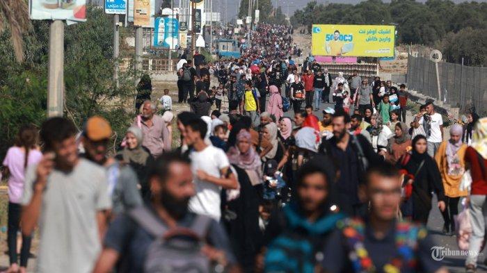 Warga Palestina yang meninggalkan Kota Gaza dan bagian lain Gaza utara menuju wilayah selatan, berjalan di jalan pada 8 November 2023.
