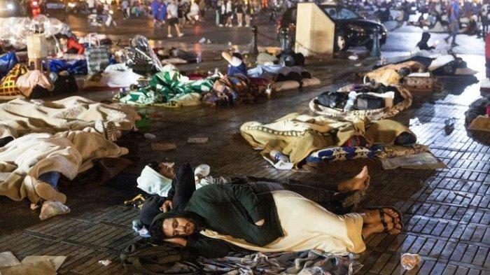 Warga berlindung di sebuah alun-alun setelah gempa bumi di Marrakesh pada 9 September 2023. Hampir 300 orang tewas setelah gempa bumi dahsyat mengguncang Maroko pada 8 September malam, menurut hitungan awal pemerintah, dengan penduduk Marrakesh melaporkan jeritan yang tak tertahankan setelah gempa berkekuatan magnitudo 6,8. Kini jumlahnya sudah bertambah menjadi 600 orang lebih yang tewas dalam gempa Maroko.