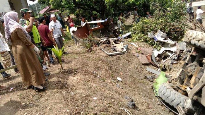 Warga melihat kondisi mobil yang alami kecelakaan di kawasan Lae Petal, Kecamatan Suro, Aceh Singkil, Selasa (24/10/2023).