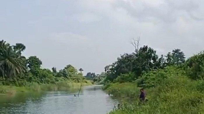 Warga mencari korban yang tenggelam di Sungai aliran Peureulak, Desa Bhom Lama,Kecamatan Ranto Peureulak, Kamis (25/7/2024).