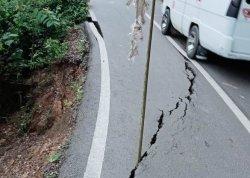 Warga yang melintas di jalan penghubung Aceh Timur Gayo Lues, tepatnya di Desa Peunaron lama, Kecamatan Peunaron, Aceh Timur, Senin (25/12/2023).