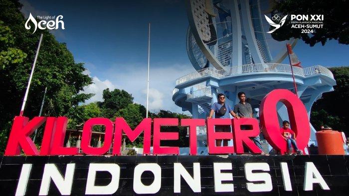Wisatawan mengabadikan momen indah di tulisan Nol Kilometer Indonesia di Sabang.