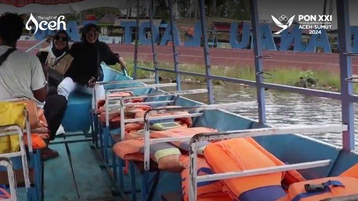 Wisatawan menikmati boat berkeliling di objek wisata Danau Laot Tadu di Nagan Raya
