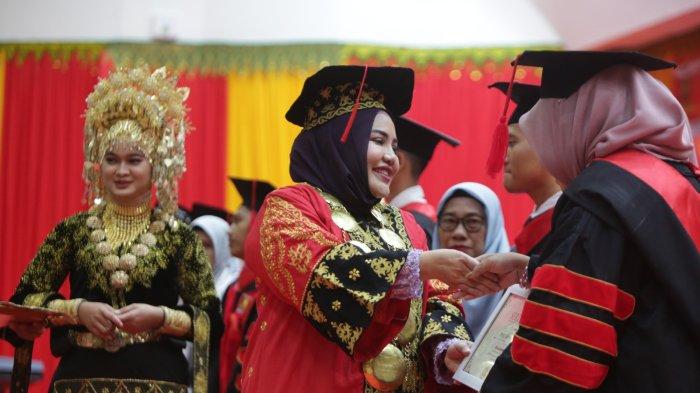 Rektor Universitas Ubudiyah Indonesia (UUI) Prof Adjunct Dr Marniati SE MKes menyerahkan sertifikat kepada wisudawan berpretasi pada acara Rapat Senat Terbuka dan Wisuda Lulusan Angkatan XIII Tahun Ajaran 2023/2024 UUI di Gedung AAC Dayan Dawood, Senin (19/2/2024).